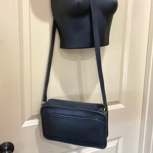 Vintage 90’s Coach Black/Navy glove tanned leather Swingpack crossbody purse